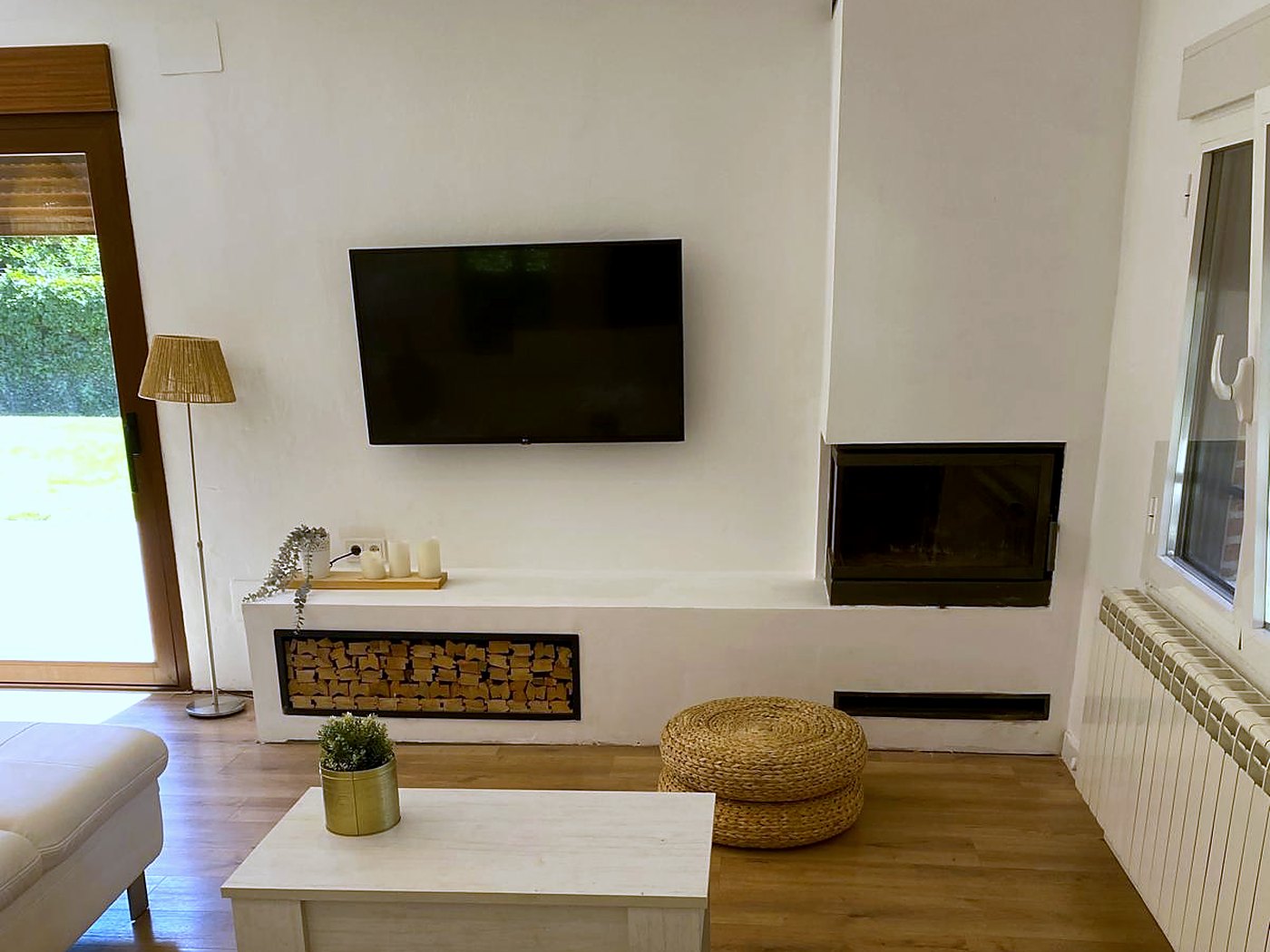 Salón con la chimenea y la leñera